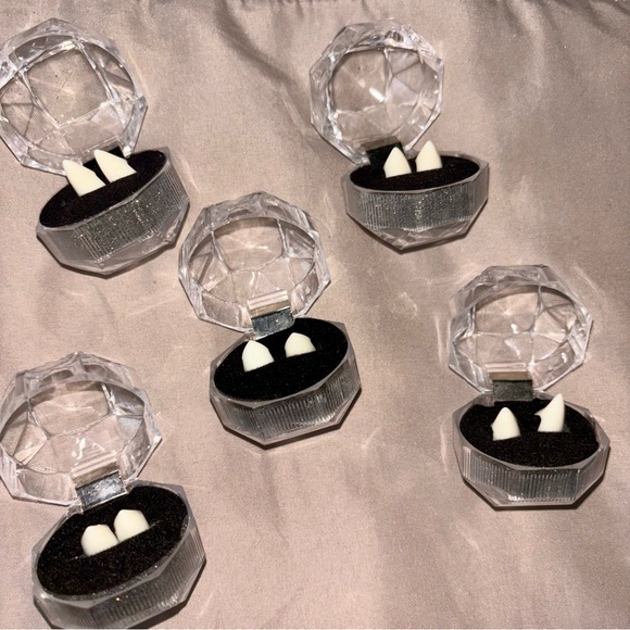 Costume Fangs 5 Sets - Picture 5 of 8